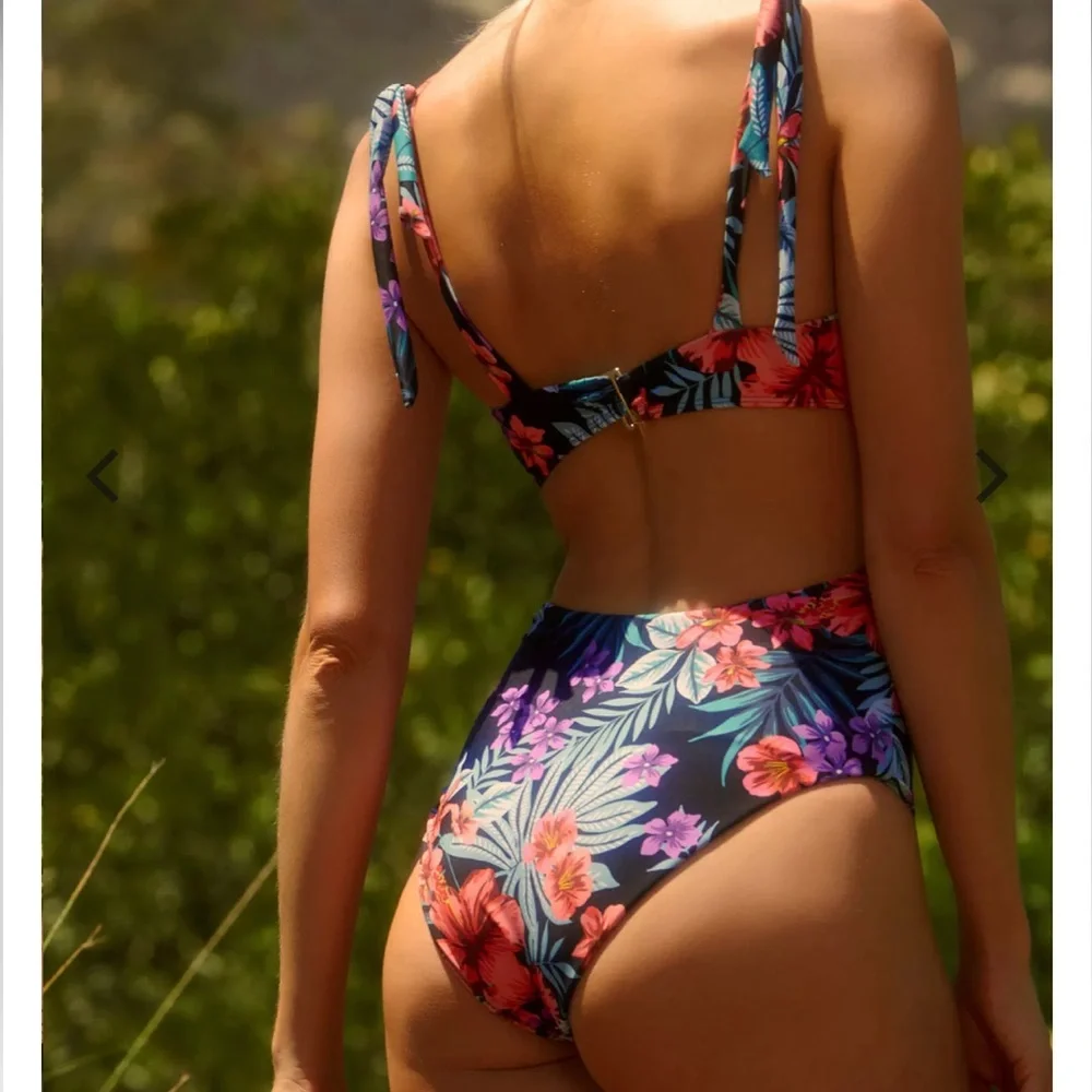 Lost + Wander Beach Wonderland One Piece 🌺 - Picture 3 of 12